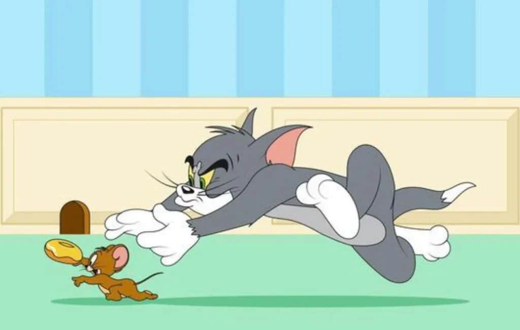 室内で Jerry を追う Tom